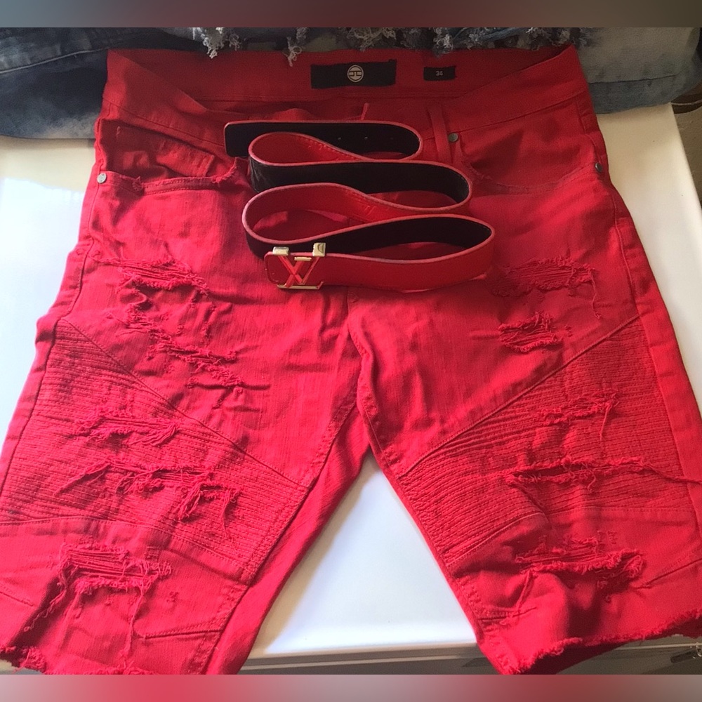 Knee length red jean shorts comes with louis vuitton belt